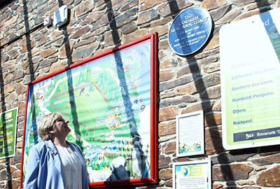 Ken's daughter Linda unveils the commemorative blue plaque